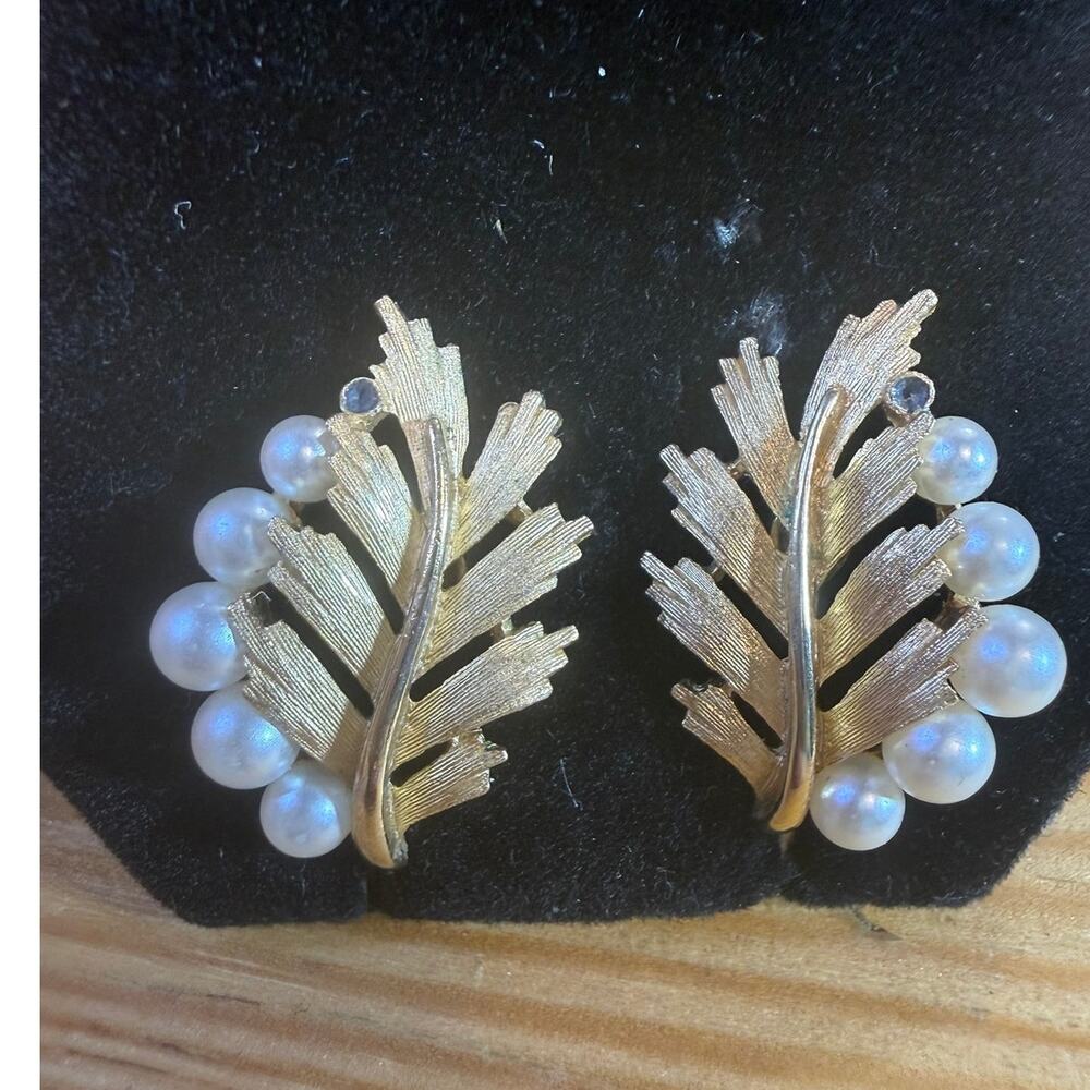Vintage Trifari Faux Pearl Leaf Rhinestone Gold Tone Clip On Earrings